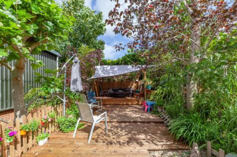 29  Exterior Flat 2 Garden.jpg