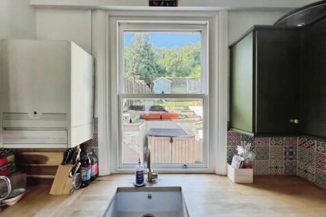 pbox-bathroom-333910.jpg