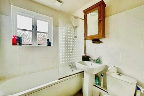 pbox-bathroom-346628.JPG