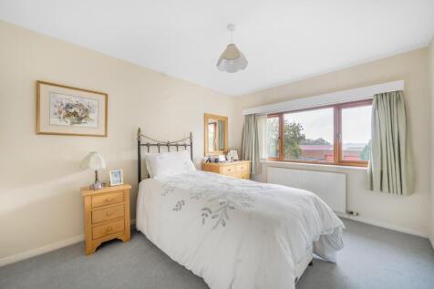 30 Kingshill Road - Bathroom .jpg