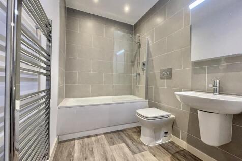8A Woodview Bathroom.jpeg