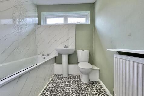 141 Blackden Walk Bathroom (2).jpeg