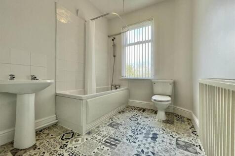 110 Beech Bathroom.jpeg