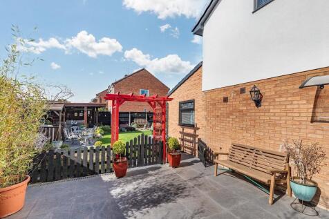 Patio to side