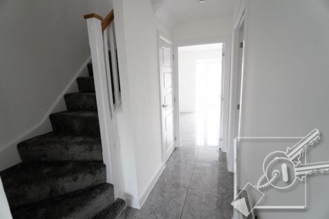 STAIRS/LANDING TO 1ST FLOOR: