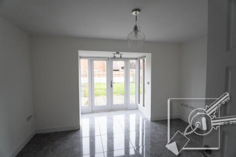 LIVING/DINING ROOM: