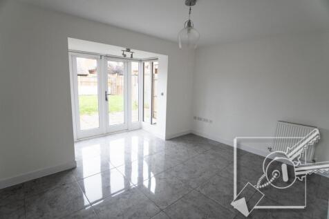 LIVING/DINING ROOM: