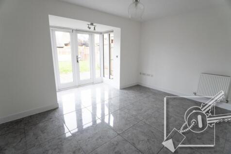 LIVING/DINING ROOM: