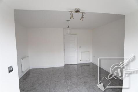 LIVING/DINING ROOM: