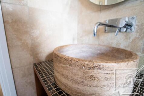 Feature wash basin