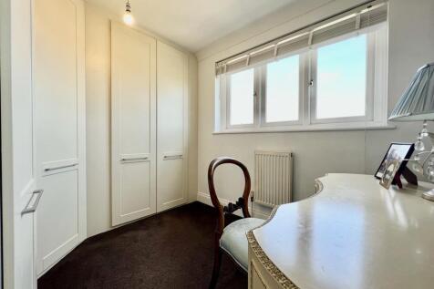 Bedroom / Study