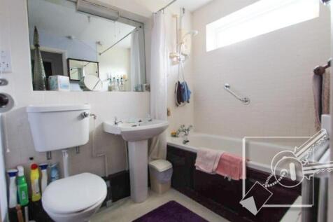 17. Family Bathroom.jpg
