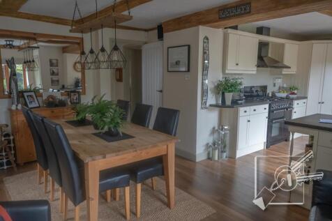 Dining/Kitchen Area