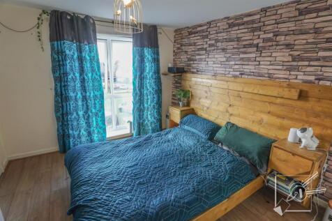 BEDROOM 1 (MASTER BEDROOM):