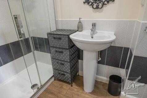 EN-SUITE SHOWER ROOM: