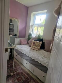 LEECLOSEBEDROOM.jpg