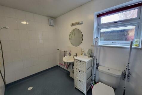 LARGE &#39;WET&#39; ROOM