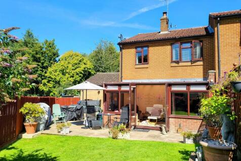 SOUTH-FACING REAR GARDEN