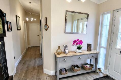 SPACIOUS HALLWAY