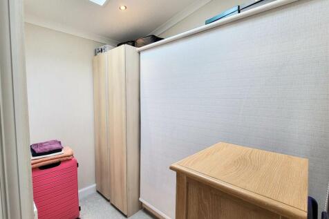 WALK-IN WARDROBE AREA