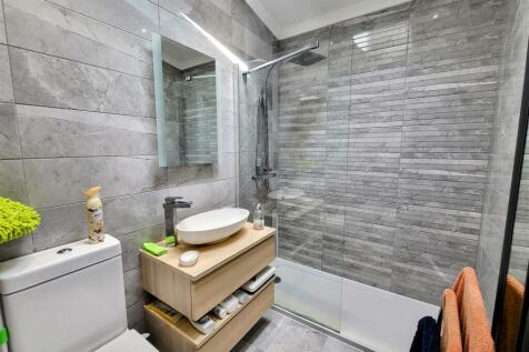 LUXURY EN-SUITE SHOWER ROOM