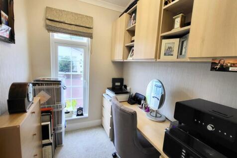 STUDY / DRESSING ROOM