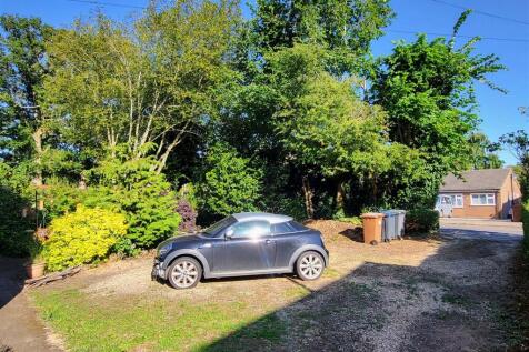LARGE FRONT GARDEN &amp; DRIVEWAY