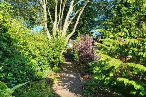 LARGE FRONT GARDEN &amp; DRIVEWAY