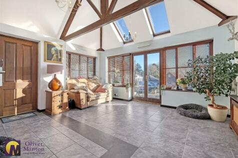 OPEN-PLAN LOUNGE AREA