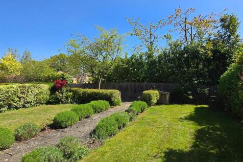 LANDSCAPED FRONT GARDEN