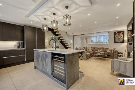 SUPERB OPEN-PLAN LIVING ROOM/KITCHEN