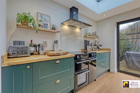SUPERB KITCHEN / DINING ROOM