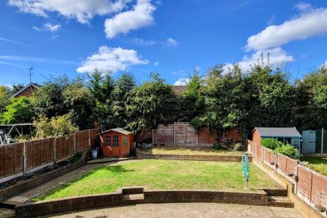 ENCLOSED REAR GARDEN