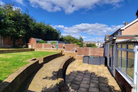 ENCLOSED REAR GARDEN