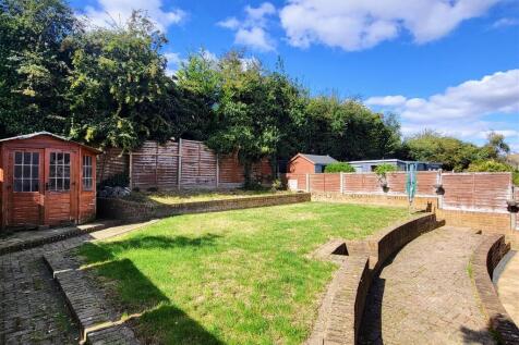 ENCLOSED REAR GARDEN