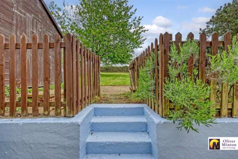 SUPERB REAR GARDEN