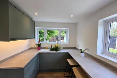 EXCELLENT FITTED KITCHEN