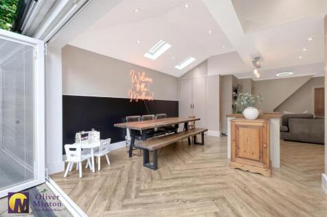 OPEN-PLAN THROUGH LOUNGE/KITCHEN DINER