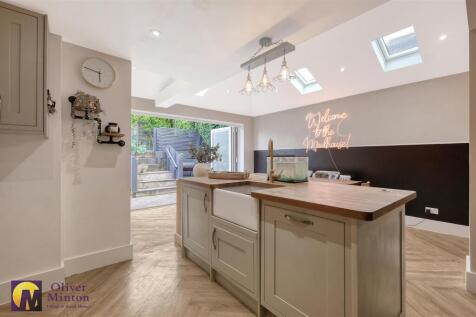 OPEN-PLAN THROUGH LOUNGE/KITCHEN DINER