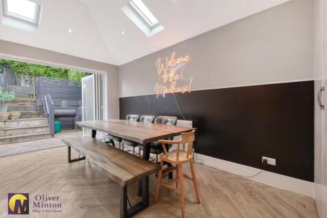 OPEN-PLAN THROUGH LOUNGE/KITCHEN DINER