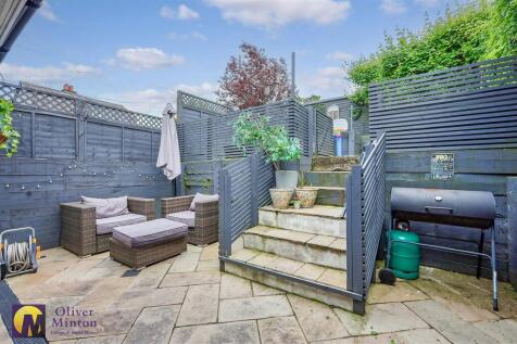 LANDSCAPED REAR GARDEN