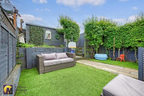 LANDSCAPED REAR GARDEN