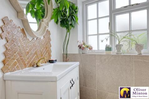 Spacious Bathroom