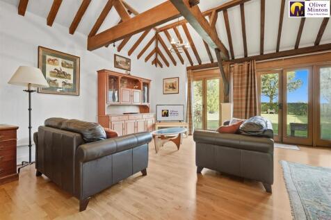 OPEN PLAN LIVING ROOM / KITCHEN
