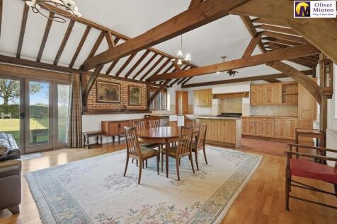 OPEN PLAN LIVING ROOM / KITCHEN