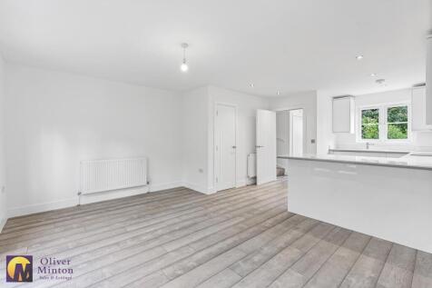 SUPERB 22&#39;7 OPEN-PLAN LIVING ROOM / KITCHEN