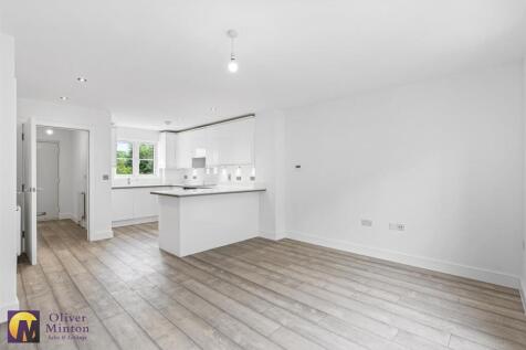 SUPERB 22&#39;7 OPEN-PLAN LIVING ROOM / KITCHEN