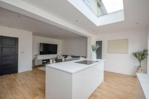 KITCHEN-FAMILY ROOM PIC 2.jpg