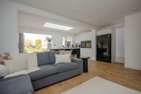 KITCHEN-FAMILY ROOM PIC 4.jpg