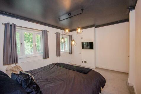Bedroom one pic 2.jpg